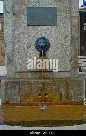 Wasser tropft von den Lions Head am Brunnen in Surdeval Normandie Frankreich Stockfoto