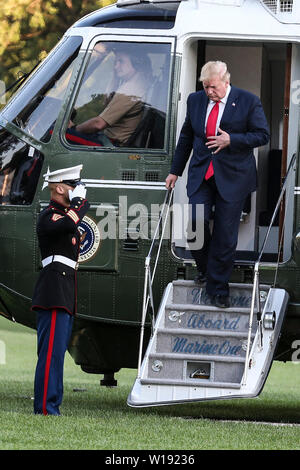 Washington DC, USA. 30. Juni, 2019. Präsidenten der Vereinigten Staaten Donald J. Trumpf geht aus Marine One auf dem Südrasen des Weißen Hauses nach seiner Rückkehr nach Washington aus Südkorea am 30. Juni 2019 in Washington, DC. Credit: MediaPunch Inc/Alamy leben Nachrichten Stockfoto