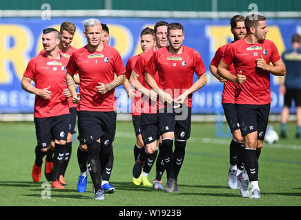 Freiburg, Deutschland. 01. Juli, 2019. Fussball: Bundesliga, Ausbildung kick-off SC Freiburg, Spieler aufwärmen. Quelle: Patrick Seeger/dpa/Alamy leben Nachrichten Stockfoto