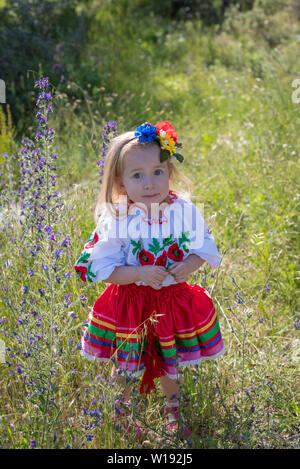 Kleines Mädchen 3 Jahre in der Ukrainischen Tracht Stockfoto