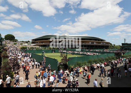 Eine allgemeine Ansicht von Tag eins der Wimbledon Championships in der All England Lawn Tennis und Croquet Club, London. Stockfoto