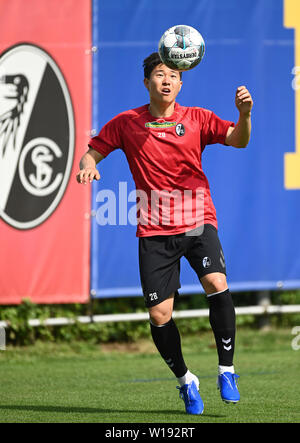 Freiburg, Deutschland. 01. Juli, 2019. Fussball: Bundesliga, Ausbildung kick-off SC Freiburg, newcomer Changhoon Kwon spielt den Ball. Quelle: Patrick Seeger/dpa/Alamy leben Nachrichten Stockfoto