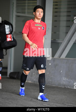 Freiburg, Deutschland. 01. Juli, 2019. Fussball: Bundesliga, Ausbildung kick-off SC Freiburg, newcomer Changhoon Kwon kommt aus der Kabine. Quelle: Patrick Seeger/dpa/Alamy leben Nachrichten Stockfoto