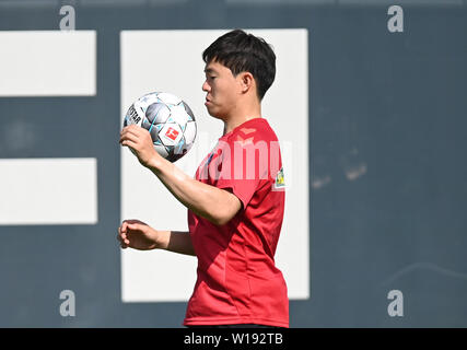 Freiburg, Deutschland. 01. Juli, 2019. Fussball: Bundesliga, Ausbildung kick-off SC Freiburg, newcomer Changhoon Kwon stoppt den Ball mit der Brust. Quelle: Patrick Seeger/dpa/Alamy leben Nachrichten Stockfoto