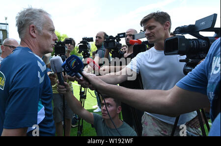 Freiburg, Deutschland. 01. Juli, 2019. Fussball: Bundesliga, Ausbildung kick-off SC Freiburg, Trainer Christian Streich gibt ein Interview nach dem Training. Quelle: Patrick Seeger/dpa/Alamy leben Nachrichten Stockfoto