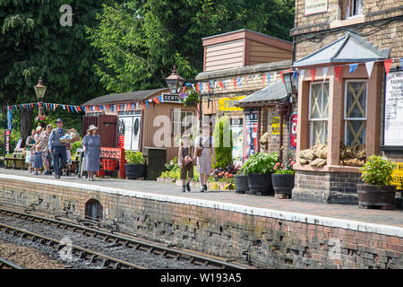 Kidderminster, Großbritannien. 29 Juni, 2019. Severn Valley's Eisenbahn Tep zurück in die 40er Jahre" einen fabelhaften Start dieses Wochenende mit kostümierten Re-enactors ihren Part spielen, eine authentische Rekonstruktion der Kriegszeit Großbritannien. Zwei Umsiedler Kinder sind hier in einem Jahrgang, Land Bahnhof warten, von ihren Gastfamilien abgeholt werden. Quelle: Lee Hudson Stockfoto