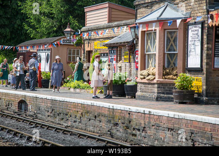 Kidderminster, Großbritannien. 29 Juni, 2019. Severn Valley's Eisenbahn Tep zurück in die 40er Jahre" einen fabelhaften Start dieses Wochenende mit kostümierten Re-enactors ihren Part spielen, eine authentische Rekonstruktion der Kriegszeit Großbritannien. Zwei Umsiedler Kinder sind hier in einem Jahrgang, Land Bahnhof warten, von ihren Gastfamilien abgeholt werden. Quelle: Lee Hudson Stockfoto