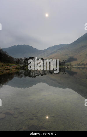 Nebel Blick über Buttermere, Nationalpark Lake District, Cumbria, England, Großbritannien Stockfoto