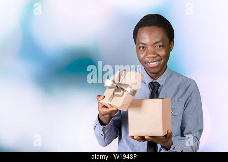 Cooler schwarzer Mann mit einem Geschenk Stockfoto