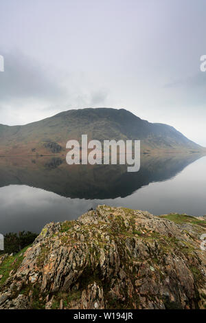 Nebel Blick über Crummock Water, Nationalpark Lake District, Cumbria, England, Großbritannien Stockfoto