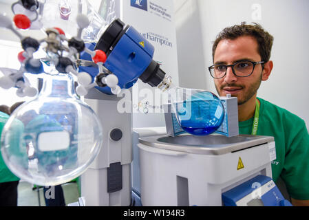 London, Großbritannien. 1. Juli 2019. Ein Forschungen wirft mit PhotoVap, ein Gerät, das beweist, wie Chemikalien mit Photochemie herstellen. Vorschau der jährliche Sommer Wissenschaft Ausstellung in der Royal Society. 22. weist einige der neuesten und innovativsten Forschung in Wissenschaft, Ingenieurwesen und Technologie Übersicht über von Großbritannien ist für die Öffentlichkeit vom 1. Juli bis zum 7. Juli 2019 präsentiert. Credit: Stephen Chung/Alamy leben Nachrichten Stockfoto