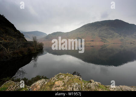 Nebel Blick über Crummock Water, Nationalpark Lake District, Cumbria, England, Großbritannien Stockfoto