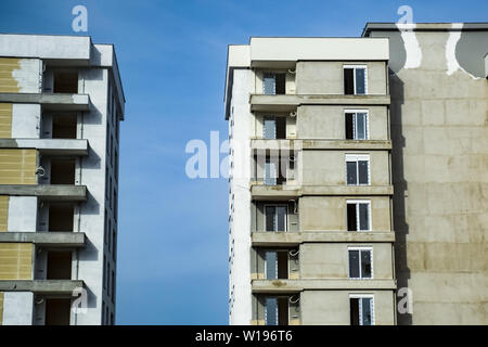 Unfertige neue Hochhäuser. Gebäude gegen den blauen Himmel. Stockfoto