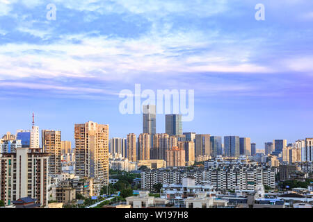 Landschaft auf die Skyline in der Dämmerung, im Luftbild mit Wolkenkratzer, moderne Bürogebäude und blauer Himmel in Fuzhou, Fujian, China. Stockfoto