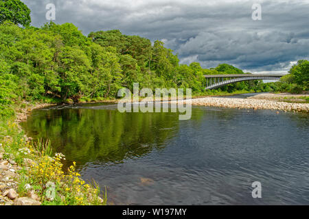 Flusses FINDHORN FORRES SCHOTTLAND A96 STRASSE AUF METALL BRÜCKE VON FINDHORN ÜBERQUERUNG DES FLUSSES Stockfoto