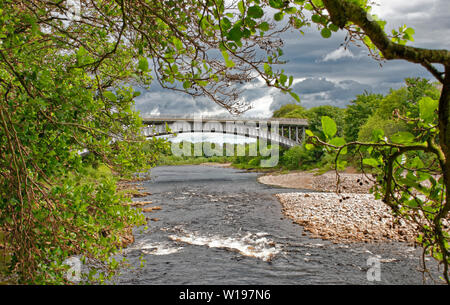 Flusses FINDHORN FORRES SCHOTTLAND A96 STRASSE AUF METALL BRÜCKE VON FINDHORN, DIE DEN FLUSS ÜBERQUERT Stockfoto