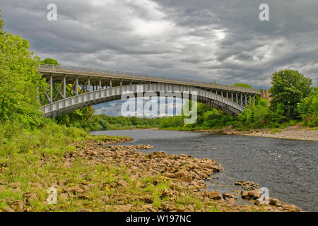 Flusses FINDHORN FORRES Schottland Anfang Sommer die A96 STRASSE AUF METALL BRÜCKE VON FINDHORN, DIE DEN FLUSS ÜBERQUERT Stockfoto