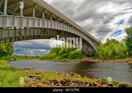 Flusses FINDHORN FORRES SCHOTTLAND ANFANG SOMMER UNTER DER A96 STRASSE AUF METALL BRÜCKE VON FINDHORN, DIE DEN FLUSS ÜBERQUERT Stockfoto