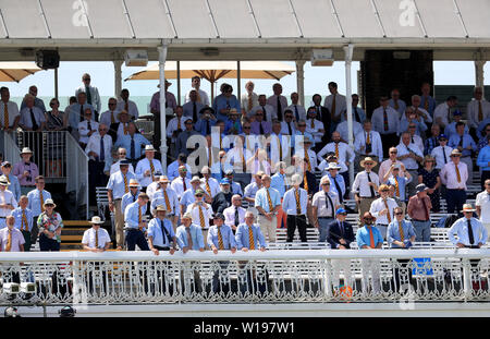 Mitglieder des Marylebone Cricket Club auf den Tribünen während des ICC Cricket World Cup Gruppenspiel in Lord's, London. Stockfoto