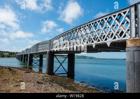 Eisenbahnbrücke über den Fluss Esk mit Montrose Becken über, Montrose, Angus, Schottland. Stockfoto