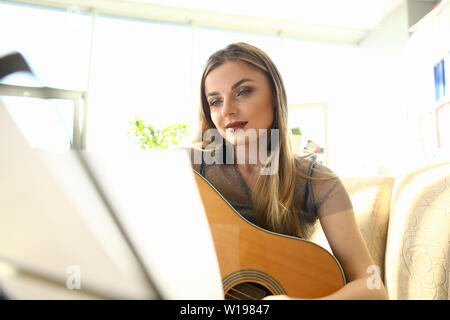 Gitarre Lektion hübsches Mädchen halten Instrument Stockfoto