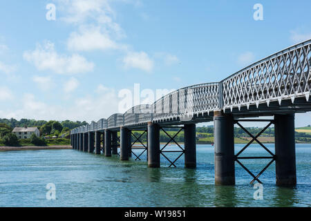 Eisenbahnbrücke über den Fluss Esk mit Montrose Becken über, Montrose, Angus, Schottland. Stockfoto