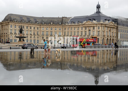 Das Wasser Spiegel (Miroir d'Eau) ist eine interaktive Skulptur von Landschaft Künstler Michel Corajoud, gegenüber der Place de la Bourse in Bordeaux. Stockfoto