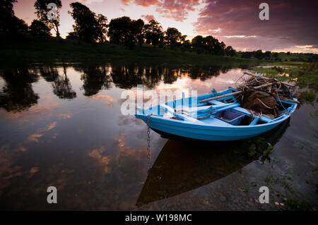 Traditionelle Lachs angeln Boot an der jetzt geschlossenen Fischerei Canny an norham Bootshaus auf dem Fluss Tweed. Stockfoto