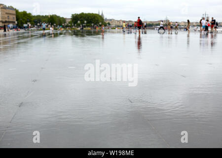 Das Wasser Spiegel (Miroir d'Eau) ist eine interaktive Skulptur von Landschaft Künstler Michel Corajoud, gegenüber der Place de la Bourse in Bordeaux. Stockfoto