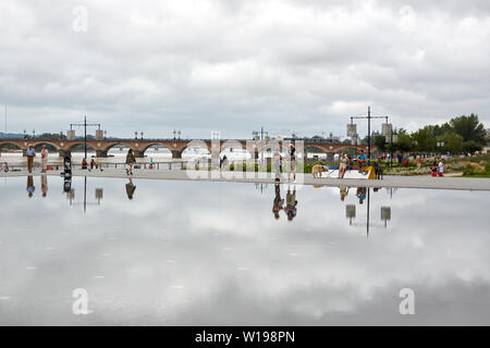 Das Wasser Spiegel (Miroir d'Eau) ist eine interaktive Skulptur von Landschaft Künstler Michel Corajoud, gegenüber der Place de la Bourse in Bordeaux. Stockfoto