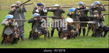 Die versiegelte Knoten Re-enactment Group firing Musketen Stockfoto