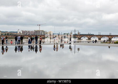 Das Wasser Spiegel (Miroir d'Eau) ist eine interaktive Skulptur von Landschaft Künstler Michel Corajoud, gegenüber der Place de la Bourse in Bordeaux. Stockfoto