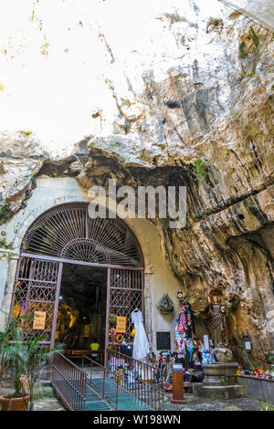 Palermo, Italien, 11. Mai 2018: Heiligtum Santa Rosalia (Italienisch: Santuario di Santa Rosalia) in Palermo, Sizilien, Italien. In einer Schlucht von entfernt Stockfoto