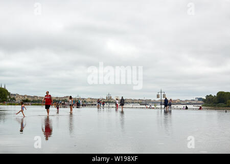 Das Wasser Spiegel (Miroir d'Eau) ist eine interaktive Skulptur von Landschaft Künstler Michel Corajoud, gegenüber der Place de la Bourse in Bordeaux. Stockfoto