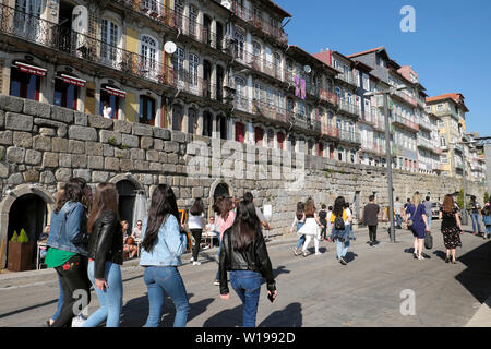 Schüler junge Frauen Rückansicht entlang Quay in Ribeira mit Blick auf Apartments Wohnungen in Porto Porto Portugal Europa KATHY DEWITT Stockfoto