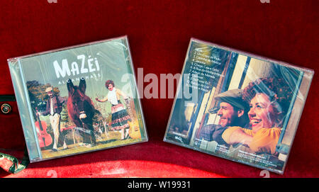 Mazei CD Album Cover portugiesische Musikgruppe spielte Instrumente auf dem Douro Fluss in Ribeira Kai Porto Oporto Portugal Europa KATHY DEWITT Stockfoto