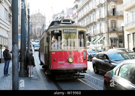 Fahrgäste Touristen warten an Bord 22 Batalha Straßenbahn auf der Rua dos Clérigos Rua dos Clerigos Straße in Porto Porto Portugal Europa KATHY DEWITT Stockfoto