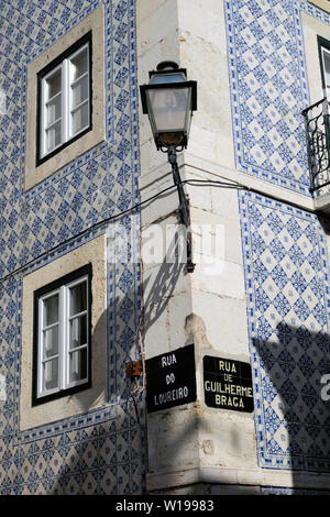 Vertikale Ansicht des historischen Gas Lamp auf blauen Fliesen- Gebäude an der Ecke und portugiesischen Straßenschilder in Alfama von Lissabon Portugal Europa KATHY DEWITT Stockfoto