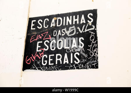 Escadinhas das Escolas Gerais Straßenschild mit Graffiti auf Gebäude im Stadtteil Alfama von Lissabon Portugal Europa EU-KATHY DEWITT Stockfoto