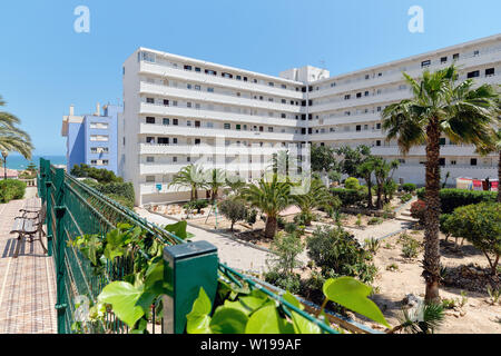 Torrevieja, Spanien - 30. April 2019: Modernes, mehrstöckiges Wohnhaus Äußeres mit Innenhof Garten in Resort spanische Stadt Stockfoto