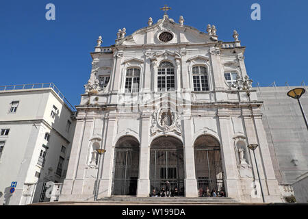 Die Schüler sitzen auf Schritte von Gebäude Kirche Nossa Senhora das Mercês Kirche in Bairro Alto Lissabon Portugal Europa EU-KATHY DEWITT Stockfoto