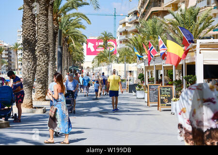 Torrevieja, Spanien - 10. Juni 2019: Menschen zu Fuß entlang der Promenade von Torrevieja Resort City Stockfoto