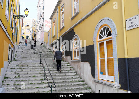 Travessa da Arrochela steile Stufen im Stadtteil Bairro Alto von Lissabon Portugal Europa EU KATHY DEWITT Stockfoto