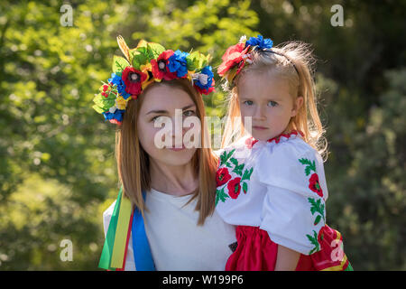 Mutter und Tochter in den traditionellen ukrainischen Kostüme im Frühjahr Landschaft posieren Stockfoto