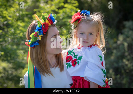 Mutter und Tochter in den traditionellen ukrainischen Kostüme im Frühjahr Landschaft posieren Stockfoto