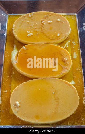 Leche flan oder Creme Caramel ist eine traditionelle Dessert im philippinischen Veranstaltungen und Partys. Stockfoto