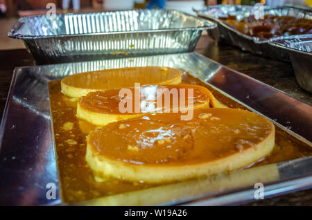 Leche flan oder Creme Caramel ist eine traditionelle Dessert im philippinischen Veranstaltungen und Partys. Stockfoto