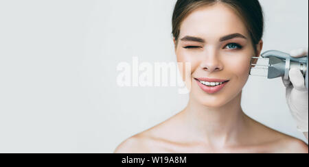 Frau mit perfektem klare Haut, laser Gesichtsbehandlung, ästhetische Gesichtschirurgie auf hellen Hintergrund Stockfoto