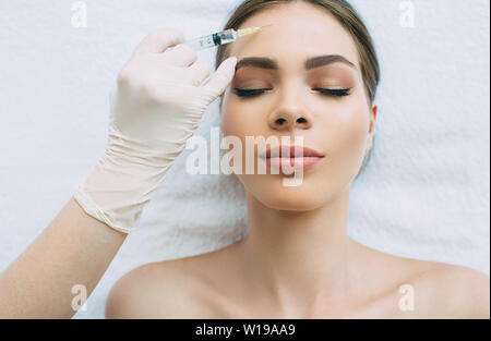 Injektionen in die Stirn Falten, Blockieren von mimischen Falten beauty Injektionen in Schönheitsklinik Stockfoto