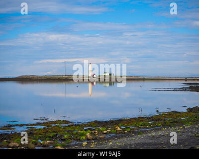 Anzeigen von Grotta Leuchtturm, spiegelt sich in dem blauen Meer Wasser aus dem seltjarnarnes Halbinsel in Reykjavik, Island Stockfoto